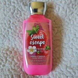 Bath & Body Works Sweet Escape Strawberry Picnic Body Lotion RARE NEW 8 Oz.🍓🧺